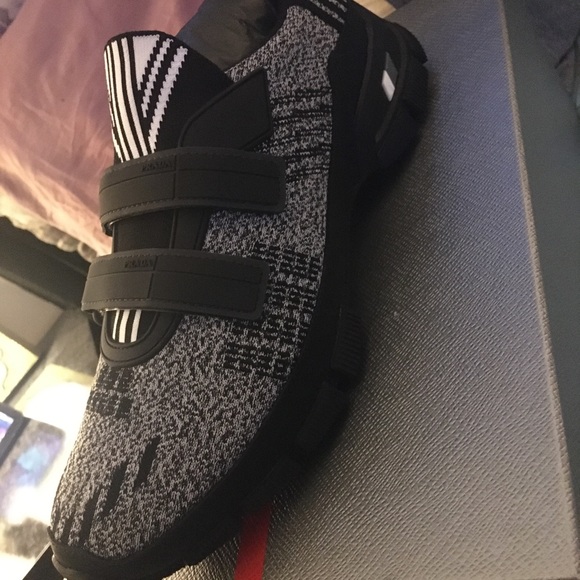 Prada sneaker size 9. Never worn - Picture 3 of 4